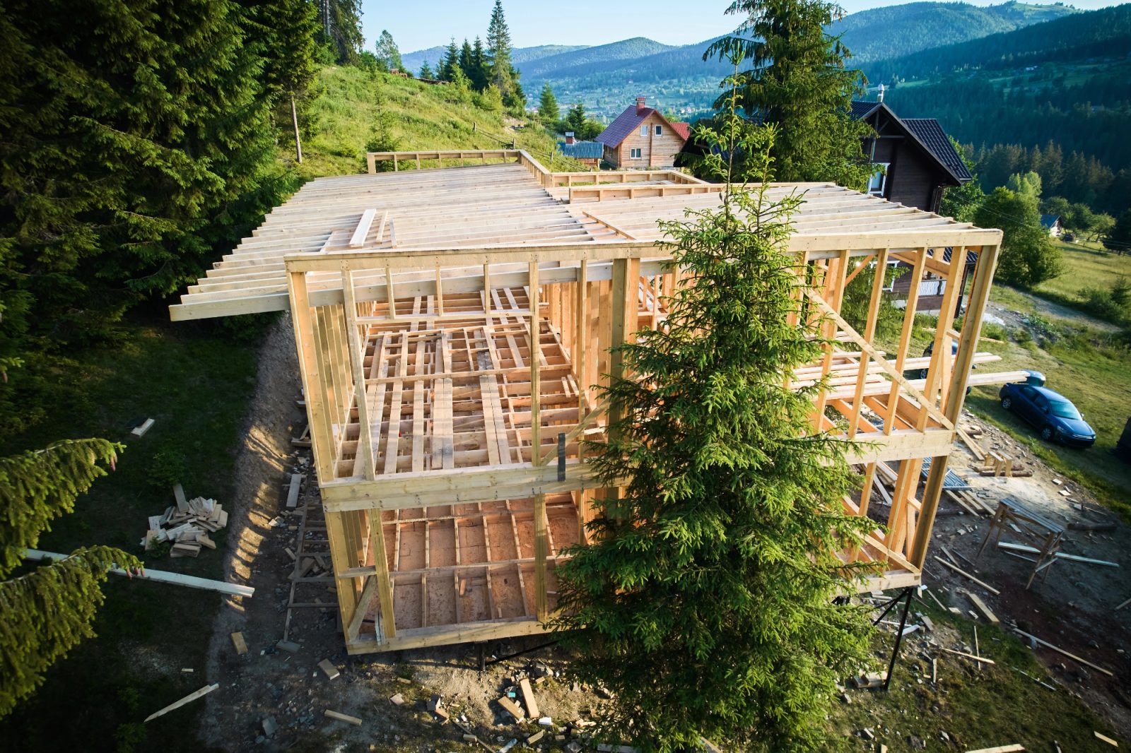 Za popoln vrt je lahko lesena hiška hkrati tudi dodaten kotiček za odklop